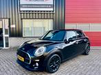 Mini Cooper 5 deurs bj. 2016 Led/xENON Leder 1 JAAR GARANTIE, Voorwielaandrijving, 136 pk, Zwart, Leder