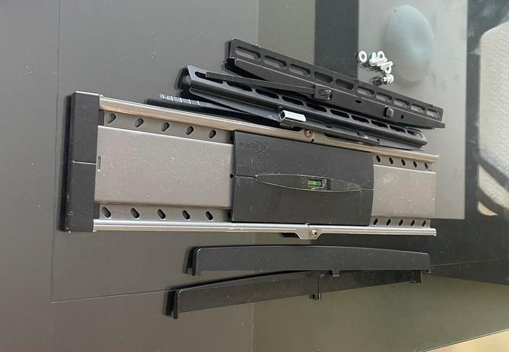 Te koop: Vogels EFW 8205 TV Muurbeugel (Zwart/Grijs), Audio, Tv en Foto, Televisiebeugels, Zo goed als nieuw, Ophalen of Verzenden