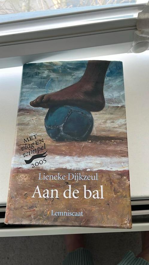 Lieneke Dijkzeul - Aan de bal, Boeken, Kinderboeken | Jeugd | 10 tot 12 jaar, Zo goed als nieuw, Ophalen of Verzenden