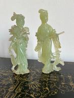 Twee Chinese jade beelden van geisha’s met bloemen., Ophalen of Verzenden