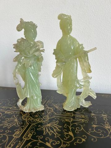 Twee Chinese jade beelden van geisha’s met bloemen. beschikbaar voor biedingen