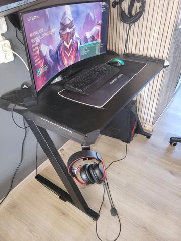 Gaming Bureau & Razer Legend Stoel beschikbaar voor biedingen