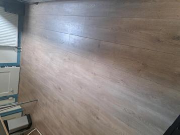 Laminaat ong 28m² incl 7 nieuwe planken beschikbaar voor biedingen