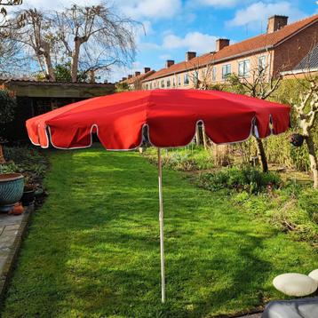 Rode parasol met knikarm  diameter 2 meter. Summer set