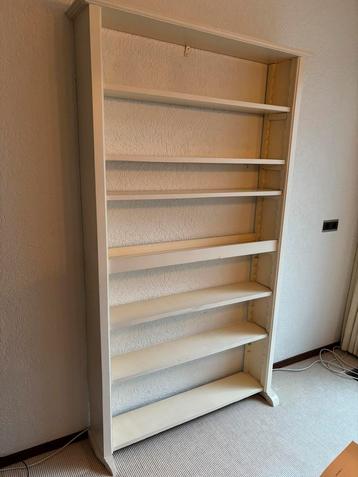Crème houten boekenkast beschikbaar voor biedingen
