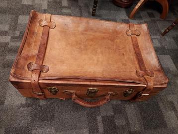 Antieke lederen koffer met beige interieur. beschikbaar voor biedingen