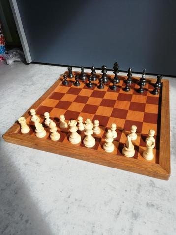 Houten schaakbord met houten Staunton stukken  beschikbaar voor biedingen