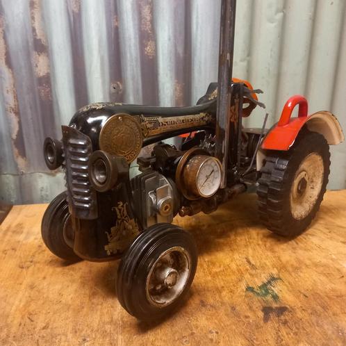 Metalen tractor - Singer naaimachine - metal art - mancave, Huis en Inrichting, Woonaccessoires | Overige, Gebruikt, Ophalen of Verzenden