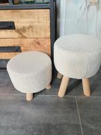 Twee krukjes met zachte 'schapenwol' bekleding, Ophalen, Zo goed als nieuw, Hout
