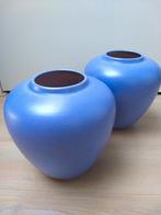 NIEUW 2 paarsblauw aardewerken vazen 24 cm H, doorsnee 22 cm, Ophalen, Blauw, Aardewerk of Porselein, Nieuw