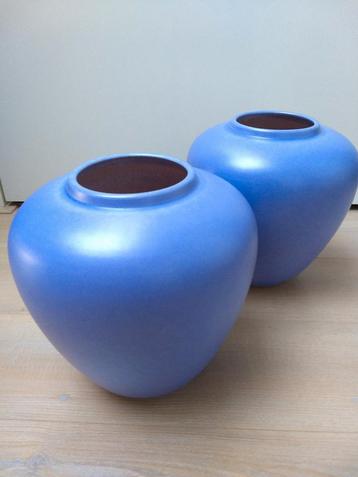 NIEUW 2 paarsblauw aardewerken vazen 24 cm H, doorsnee 22 cm beschikbaar voor biedingen