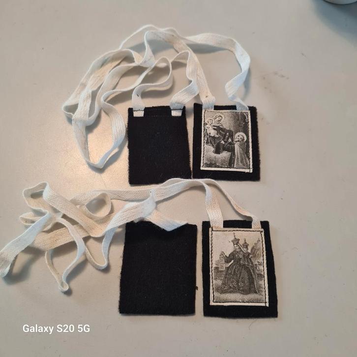 2 Scapulieren met afbeelding Moeder Gods, Antiek en Kunst, Antiek | Religie, Ophalen of Verzenden