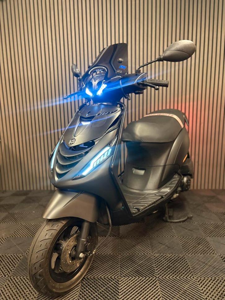 PIAGGIO ZIP 4T 3V 2022 BROM FULL OPTION MAT ZWART, Fietsen en Brommers, Scooters | Piaggio, Zo goed als nieuw, Zip, Maximaal 45 km/u