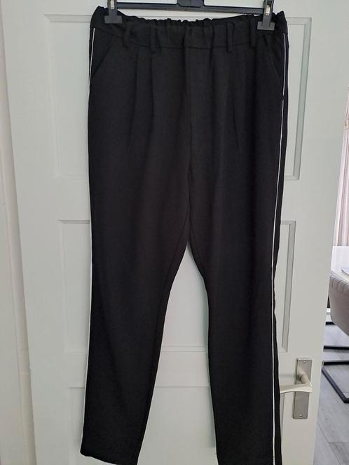 Zwarte broek met dunne witte streep zijkanten Aida maat 46, Kleding | Dames, Grote Maten, Zo goed als nieuw, Broek of Spijkerbroek