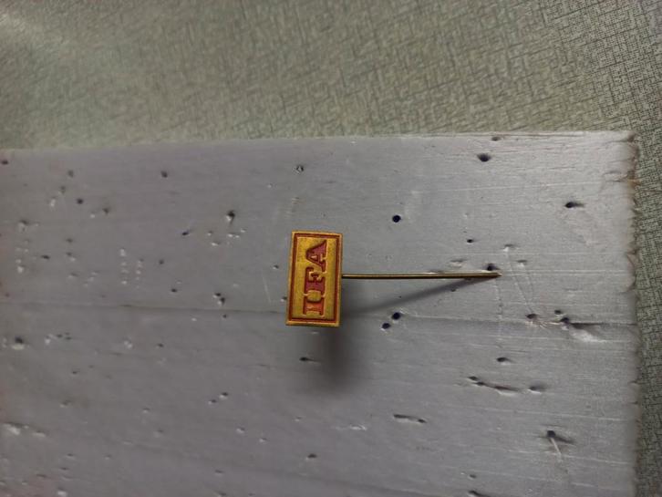 Een metalen speldje van IFA., Verzamelen, Speldjes, Pins en Buttons, Zo goed als nieuw, Ophalen of Verzenden