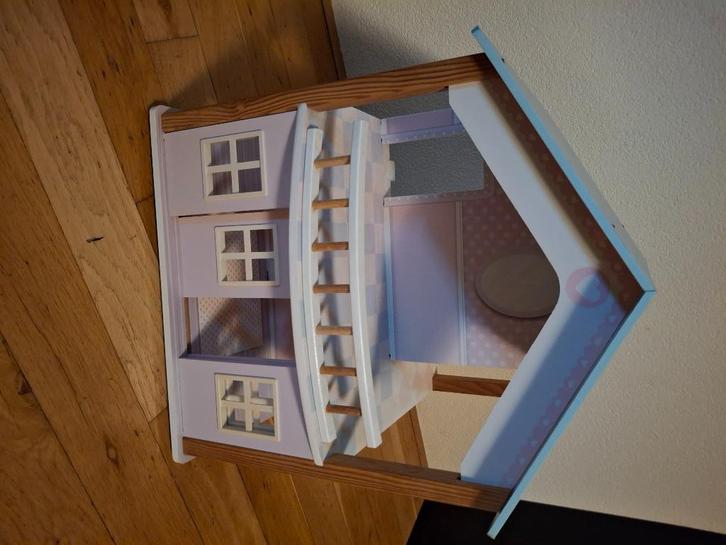 Houten poppenhuis op draaiplateau incl. Assocoires, Verzamelen, Poppenhuizen en Toebehoren, Zo goed als nieuw, Poppenhuis, Ophalen