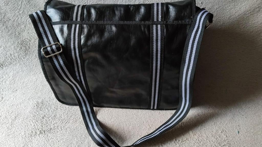 TOPSTAAT Zwarte Yes or No Schoudertas, schooltas 40x30x10 cm, Overige merken, Zwart, Ophalen of Verzenden, Zo goed als nieuw