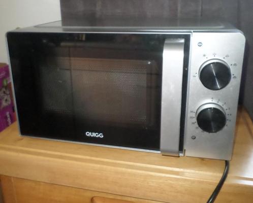 Nette compacte zilvergrijze Quigg magnetron, Witgoed en Apparatuur, Magnetrons, Vrijstaand, Magnetron, Minder dan 45 cm, Draaiplateau
