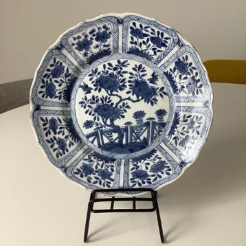 Antiek Chinees porseleinen bord, Kangxi periode circa 1690 beschikbaar voor biedingen