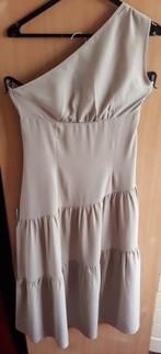 Hele leuke 1 schouder jurk met stroken rok - mt M/38, Maat 38/40 (M), Beige, Nieuw, Ophalen of Verzenden