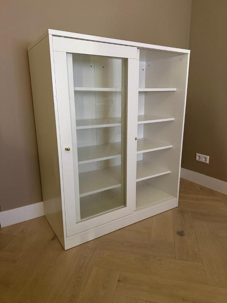 vitrinekast IKEA in nieuwstaat, Huis en Inrichting, Kasten | Vitrinekasten, Zo goed als nieuw, 100 tot 150 cm, 50 tot 100 cm, 25 tot 50 cm