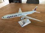 Boeing 777-300 Qatar Airways 1/200, Verzamelen, Luchtvaart en Vliegtuigspotten, Ophalen of Verzenden, Schaalmodel, Zo goed als nieuw