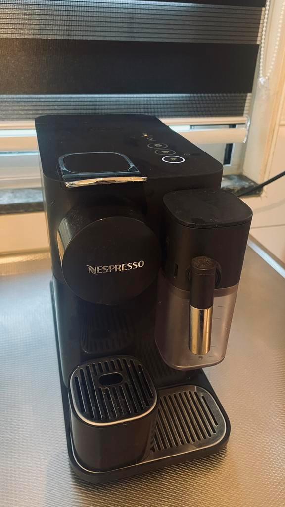 Te koop: De’Longhi Nespresso Lattissima One EN510.B – Zwart, Witgoed en Apparatuur, Koffiezetapparaten, Nieuw, Koffiepads en cups