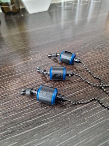 3 X GEERT OOMS HANGERS MET LIJNCLIPS EN KETTINGEN IZGST beschikbaar voor biedingen