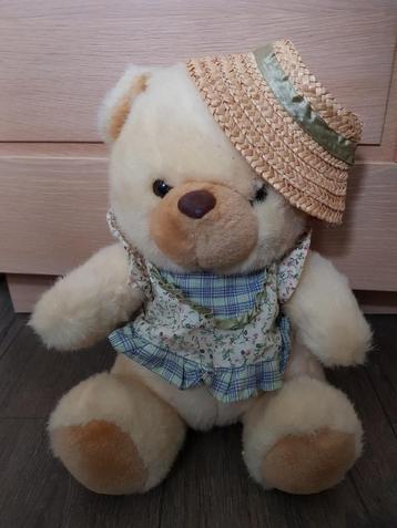 Knuffel -- beer -- met jurkje en hoed -- ca. 30 x 22 cm beschikbaar voor biedingen