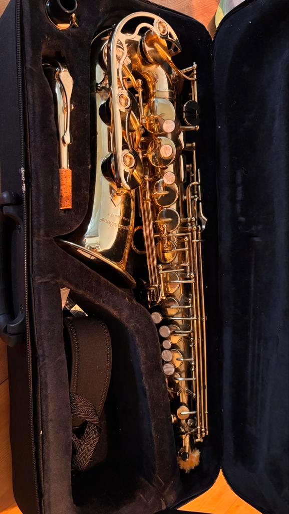 Arnolds & Sons Altsaxofoon Model ASA-100Y + Koffer, Muziek en Instrumenten, Blaasinstrumenten | Saxofoons, Zo goed als nieuw, Alt