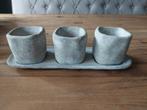 3 Schattige bloempotjes op plateau stoer en sober, Tuin en Terras, Bloempotten, Rond, Zo goed als nieuw, Terracotta, Tuin