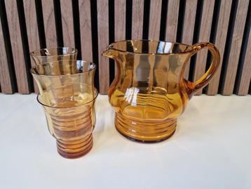 Vintage waterkan met glazen amberkleurige schenkkan beschikbaar voor biedingen