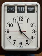 Dementievriendelijke TWEMCO Klok met Kalender, Huis en Inrichting, Woonaccessoires | Klokken, Ophalen, Zo goed als nieuw, Analoog