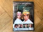 Neon Letters - Seizoen 1 op DVD - Nieuw in plastic!, Cd's en Dvd's, Dvd's | Cabaret en Sketches, Tv-programma of Sketches, Alle leeftijden