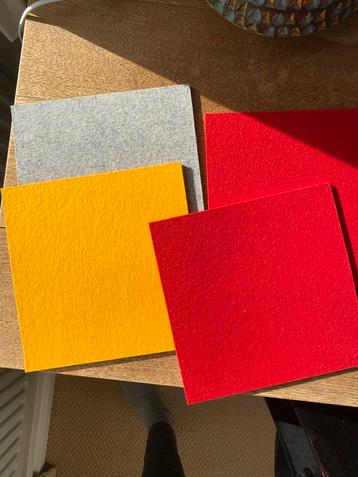 Vilten Onderzetters Daff- Rood, Geel, Grijs beschikbaar voor biedingen