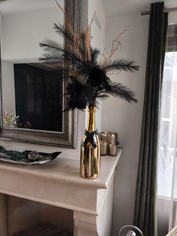 Gouden champagne decoratie fles met kunstboeket  beschikbaar voor biedingen
