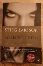 Stieg Larsson - Gerechtigheid  MISDRUK!  Collectors item., Scandinavië, Ophalen of Verzenden, Zo goed als nieuw, Stieg Larsson