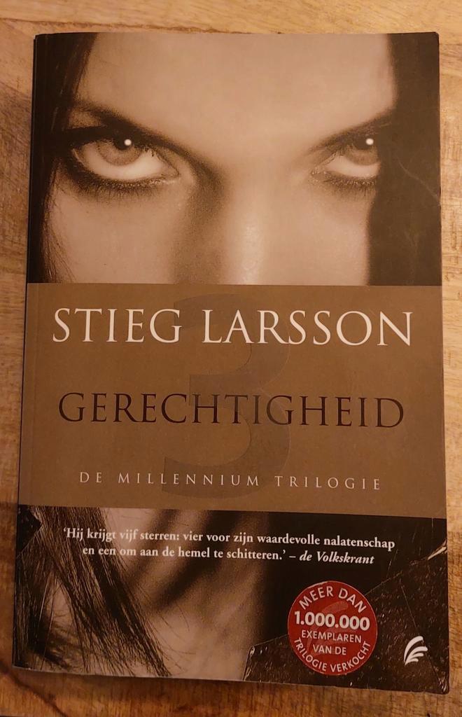Stieg Larsson - Gerechtigheid  MISDRUK!  Collectors item., Boeken, Thrillers, Zo goed als nieuw, Scandinavië, Ophalen of Verzenden