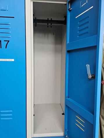 Mooie blauwe lockers beschikbaar voor biedingen