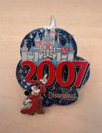 Disney Parks Walt Disney World 2011 Mickey Mouse Pin, Ophalen of Verzenden, Mickey Mouse, Zo goed als nieuw, Beeldje of Figuurtje