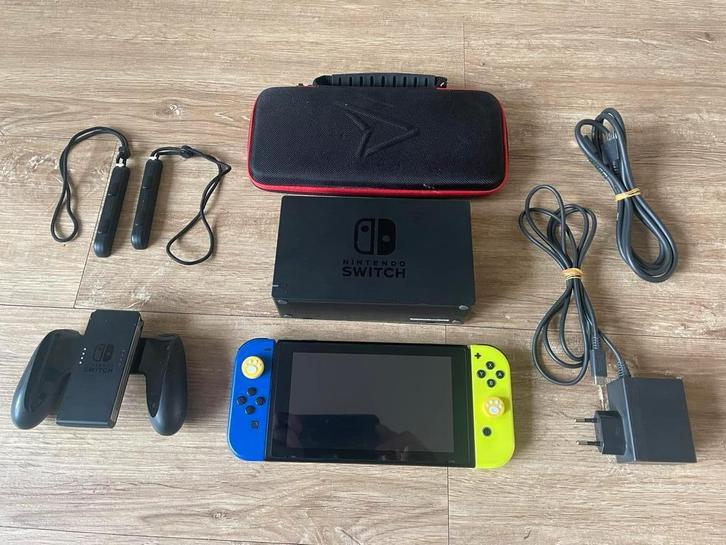 Nintendo Switch V2 Compleet in Goede Staat + Beschermcase, Spelcomputers en Games, Spelcomputers | Nintendo Switch, Zo goed als nieuw