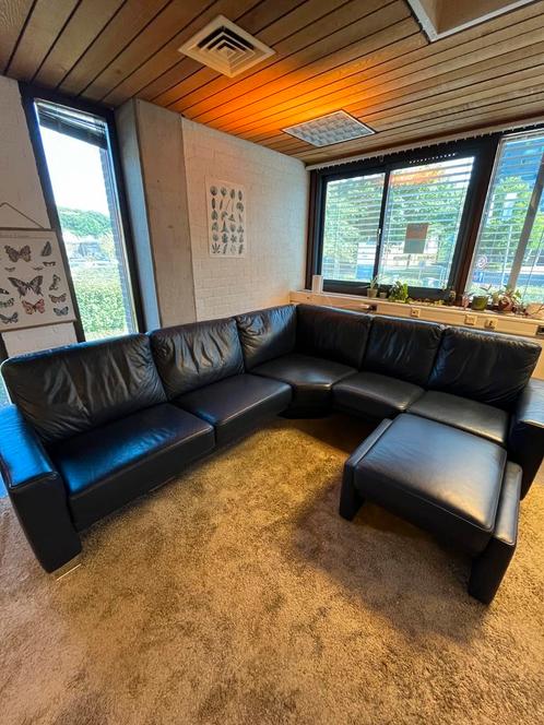 Goossens Zithoek bank met poef donkerblauw leer, Huis en Inrichting, Banken | Complete zithoeken, Zo goed als nieuw, Leer, Ophalen