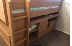 Bed half hoogslaper met bureau en kastruimte lades, Ophalen, 90 cm, Eenpersoons, Wit