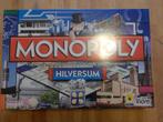 Hasbro - Monopoly  Hilversum, Hobby en Vrije tijd, Nieuw, Ophalen of Verzenden, Een of twee spelers