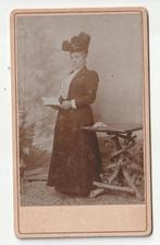 CDV vrouw met boek door Studio Weerdsingel O.Z. 78. Utrecht, Gebruikt, Verzenden, Foto, Voor 1940