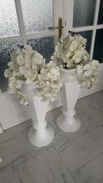 Witte vazen met bloemen, Wit, Aardewerk of Porselein, Ophalen of Verzenden, Zo goed als nieuw