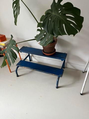 Vintage Blauw Metalen schooltrapje beschikbaar voor biedingen