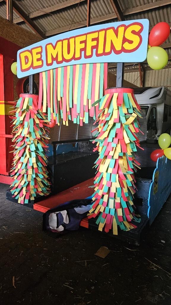 kleurrijke, grote loopgroep Carnaval, Hobby en Vrije tijd, Feestartikelen, Gebruikt, Overige typen, Carnaval, Ophalen