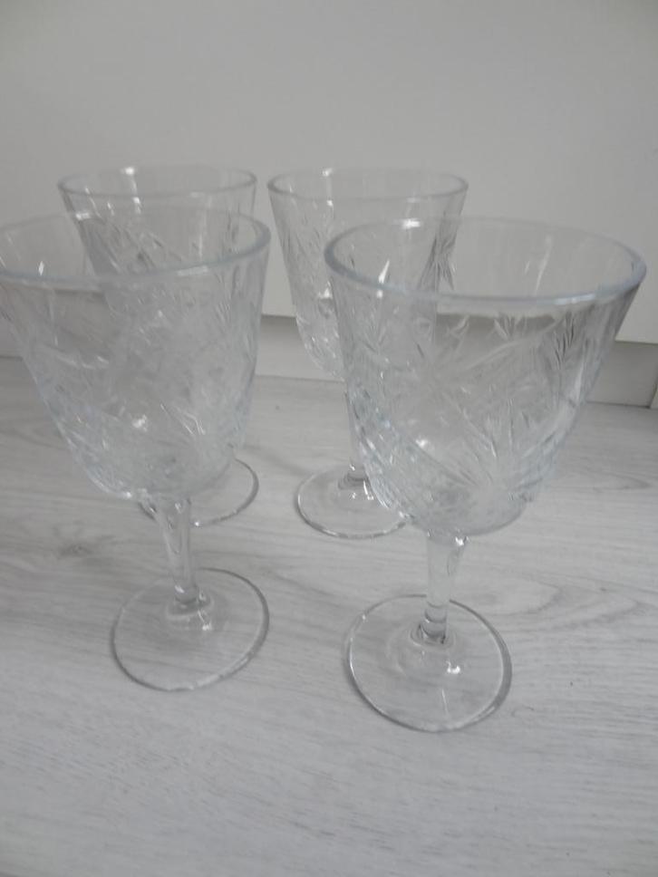 4 wijnglazen - bewerkt glas - Nieuwstaat, Huis en Inrichting, Keuken | Servies, Zo goed als nieuw, Glas of Glazen, Overige stijlen