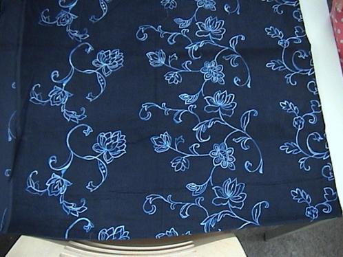 Mooi NIEUWE donkerblauwe ribstof + geborduurde bloemen blauw, Hobby en Vrije tijd, Stoffen en Lappen, Nieuw, Ribstof, 30 tot 120 cm